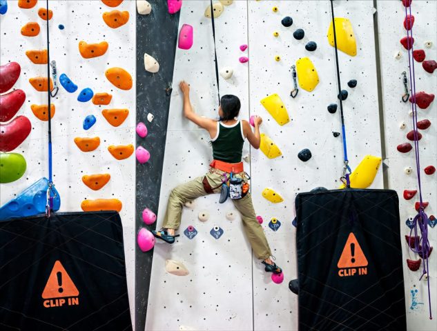 Hanging On - Photographer: Ellen Dunn